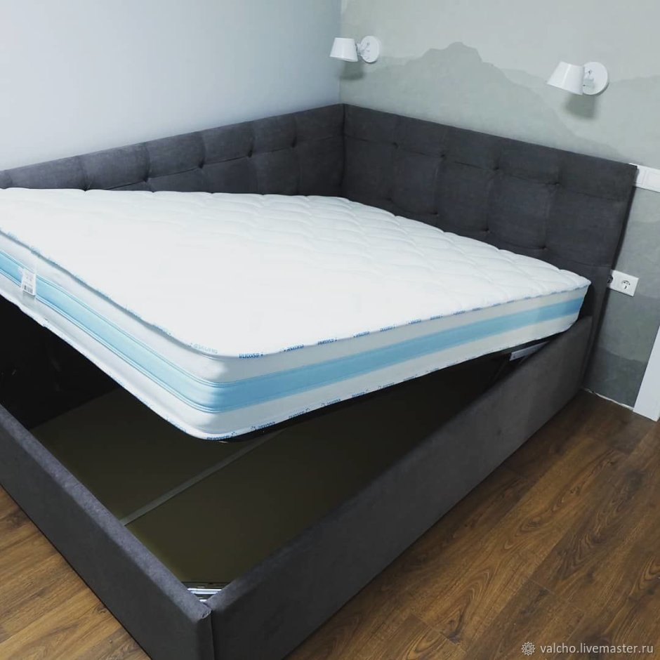 Кровать с полками