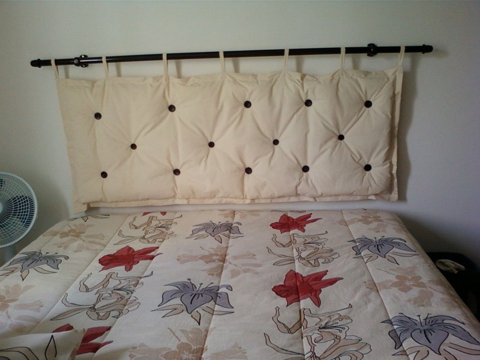 Подушки на стену у кровати