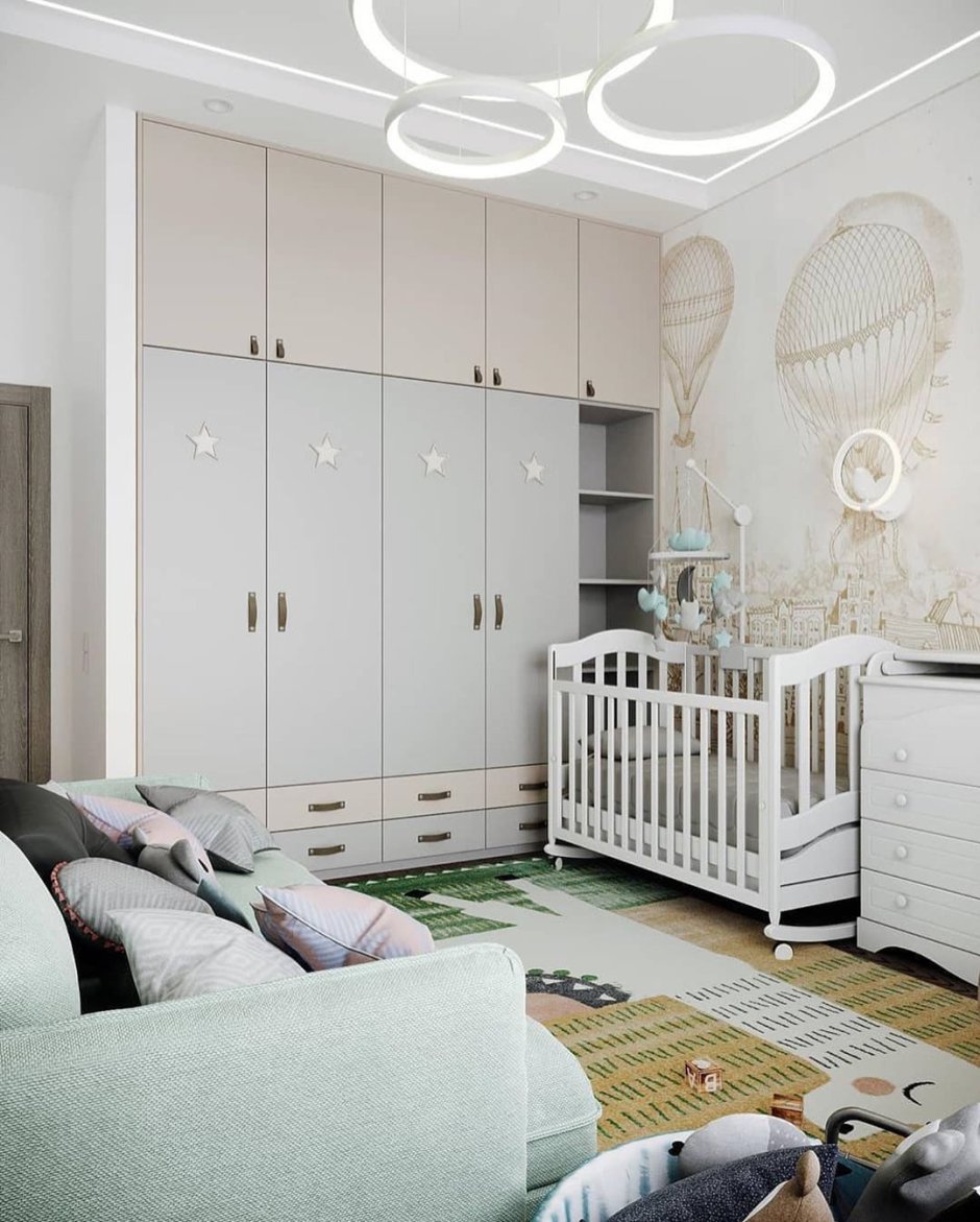 Интерьер спальни с детской кроваткой