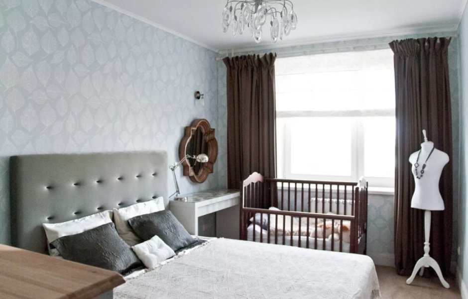 Небольшая спальня с детской кроваткой