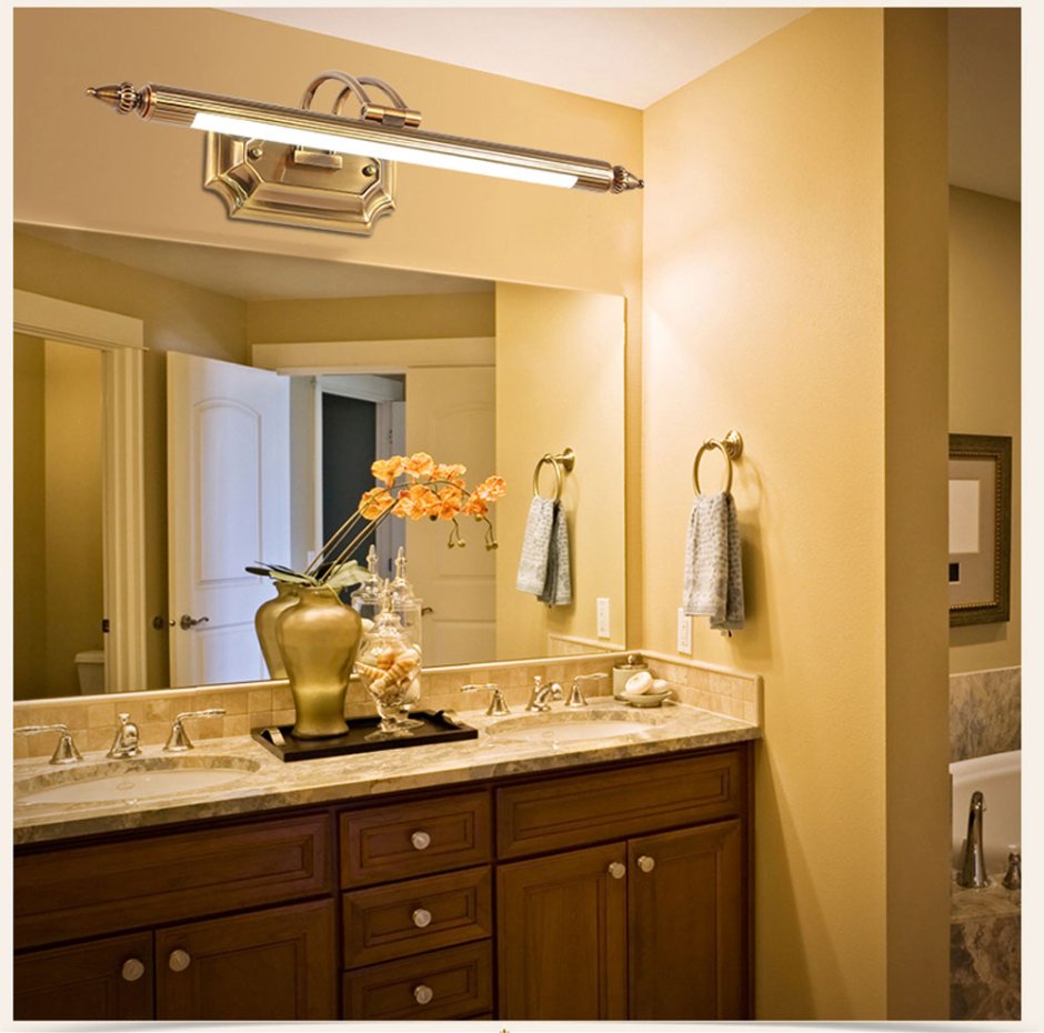 Светильник над зеркалом в ванной