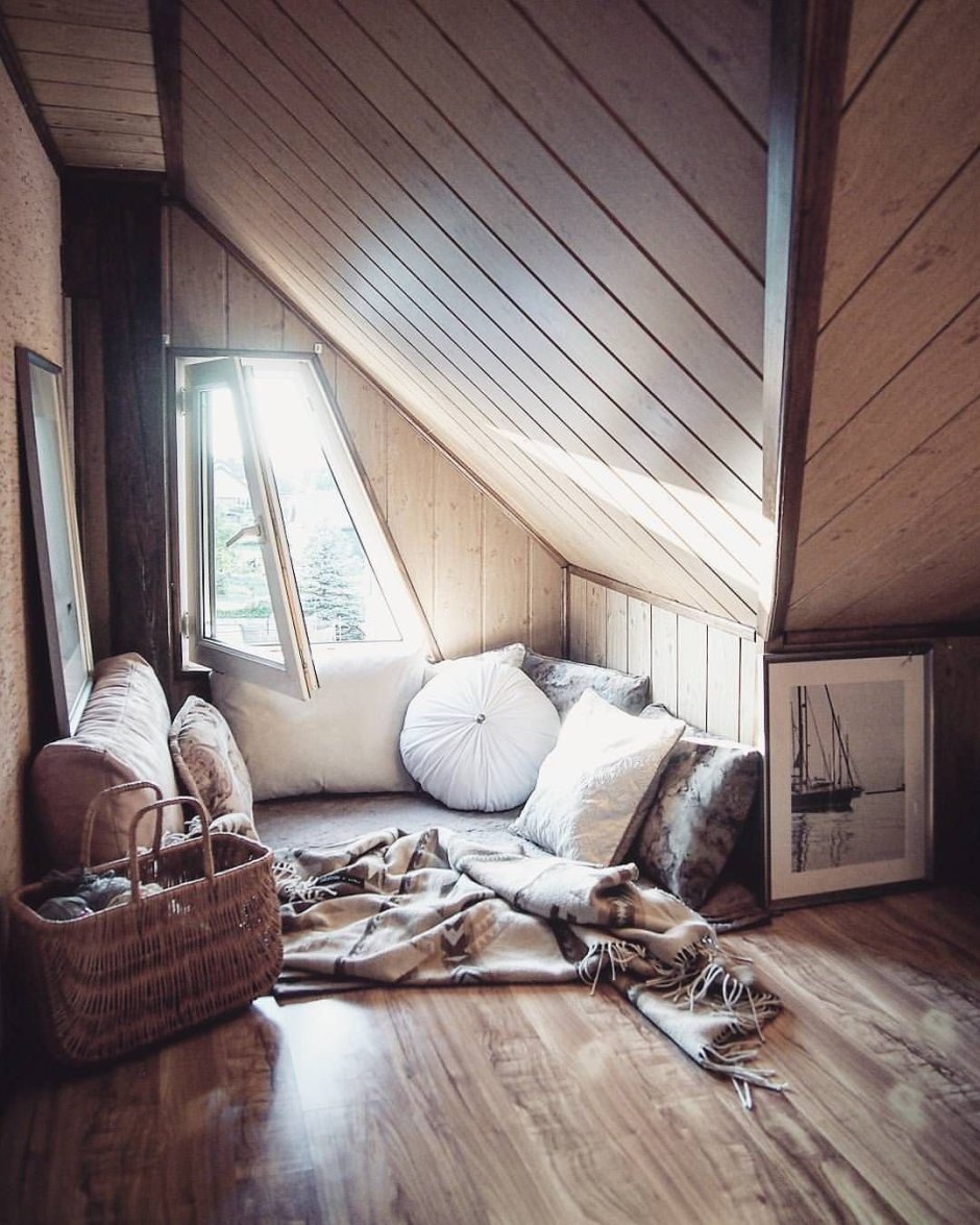 Уютная спальная на чердаке