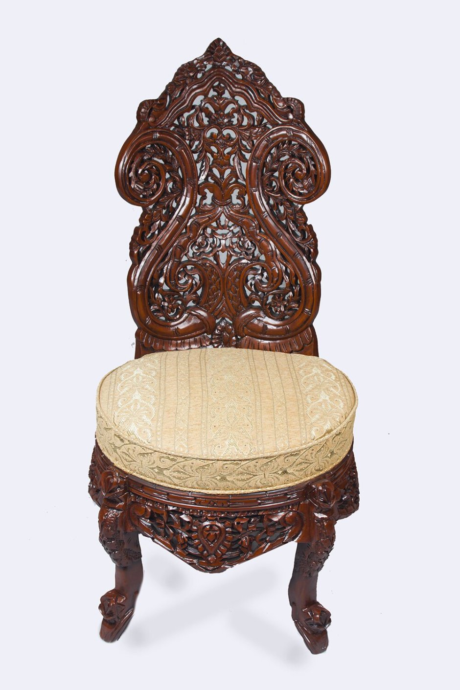 Резные стулья