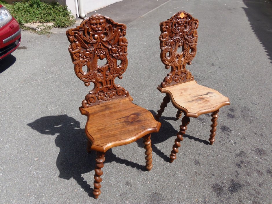 Резные стулья из дерева