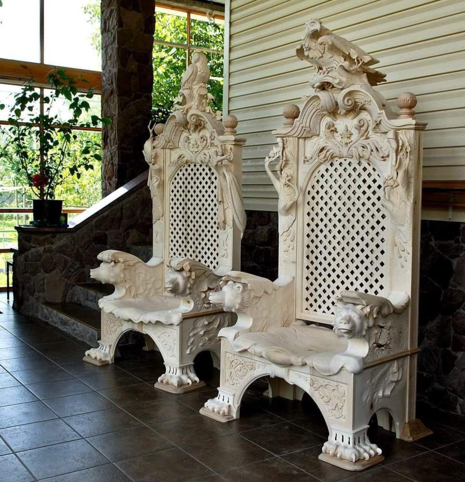 Резные стулья из дерева