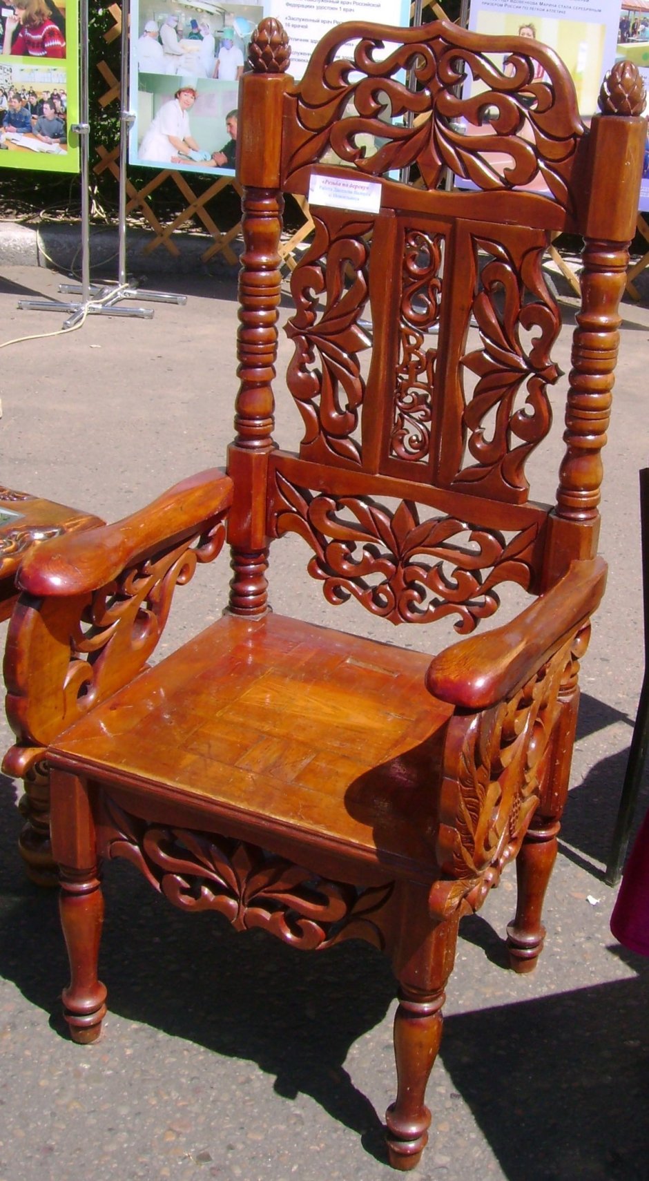 Стулья резные из дерева