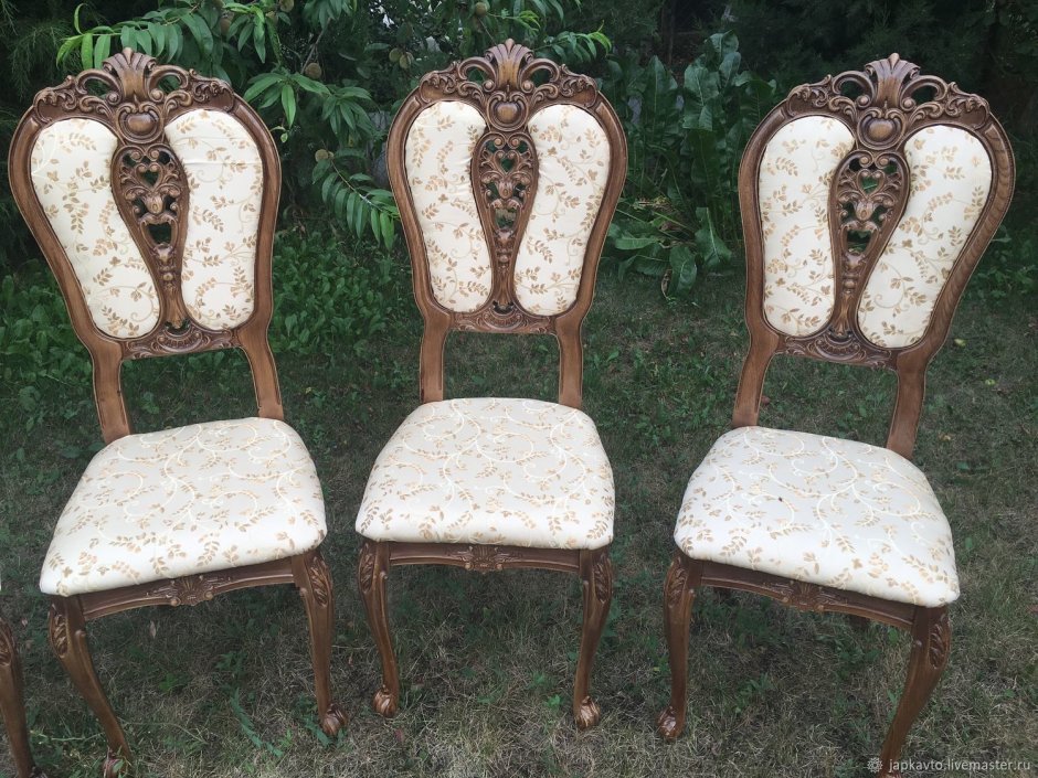 Стул с резной спинкой деревянный