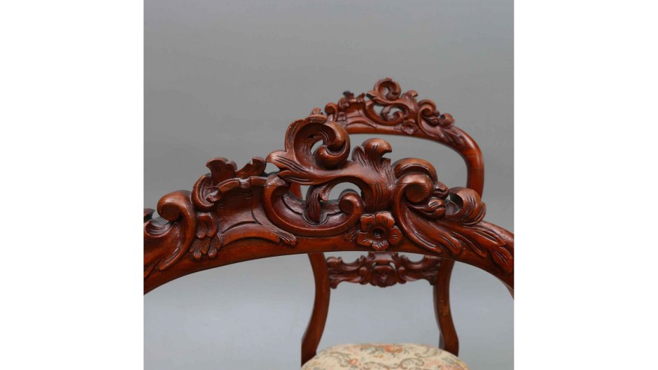 Резные стулья