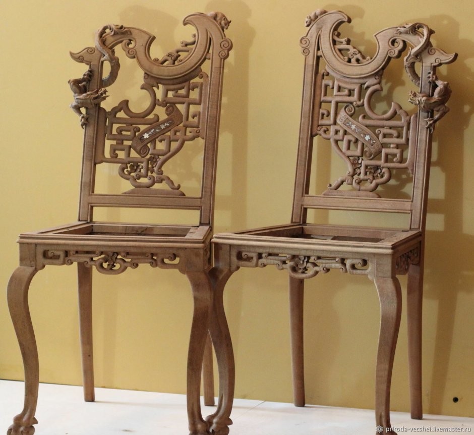 Резные стулья из дерева