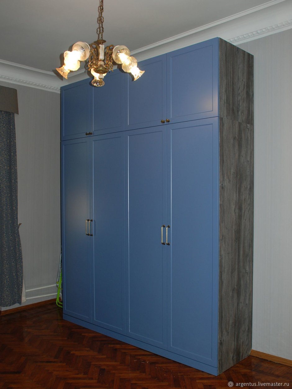 Шкаф с распашными дверями