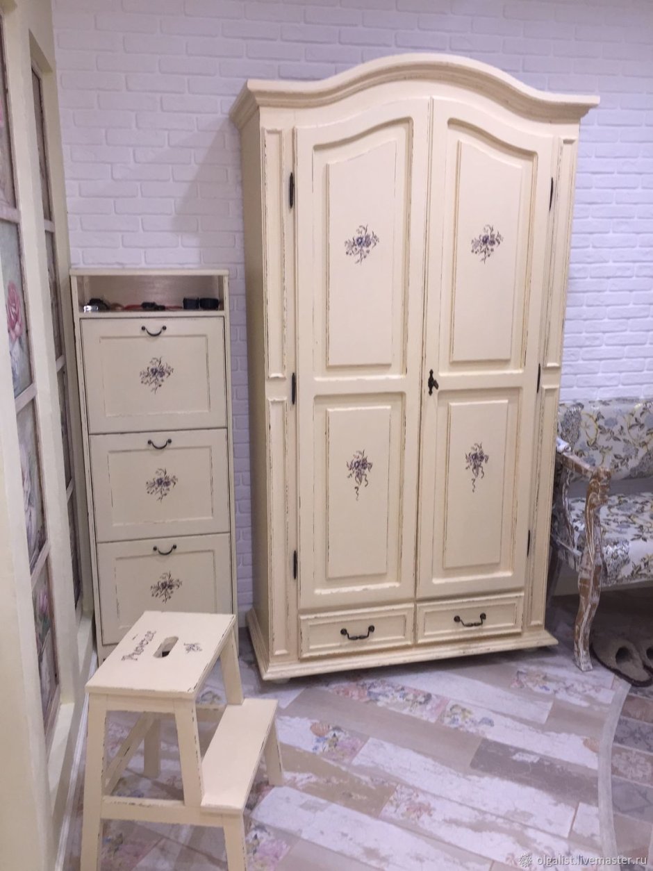 Шкаф в винтажном стиле белый