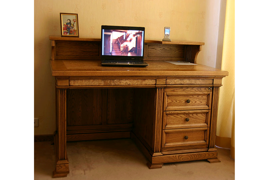 Стол из дерева с полками и ящиками