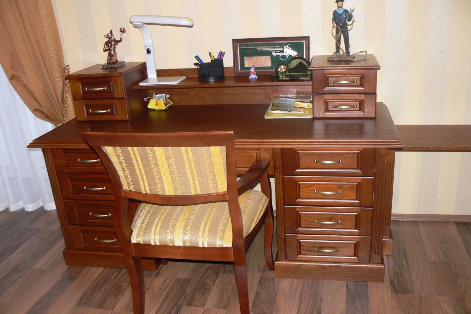 Красивые письменные столы из дерева