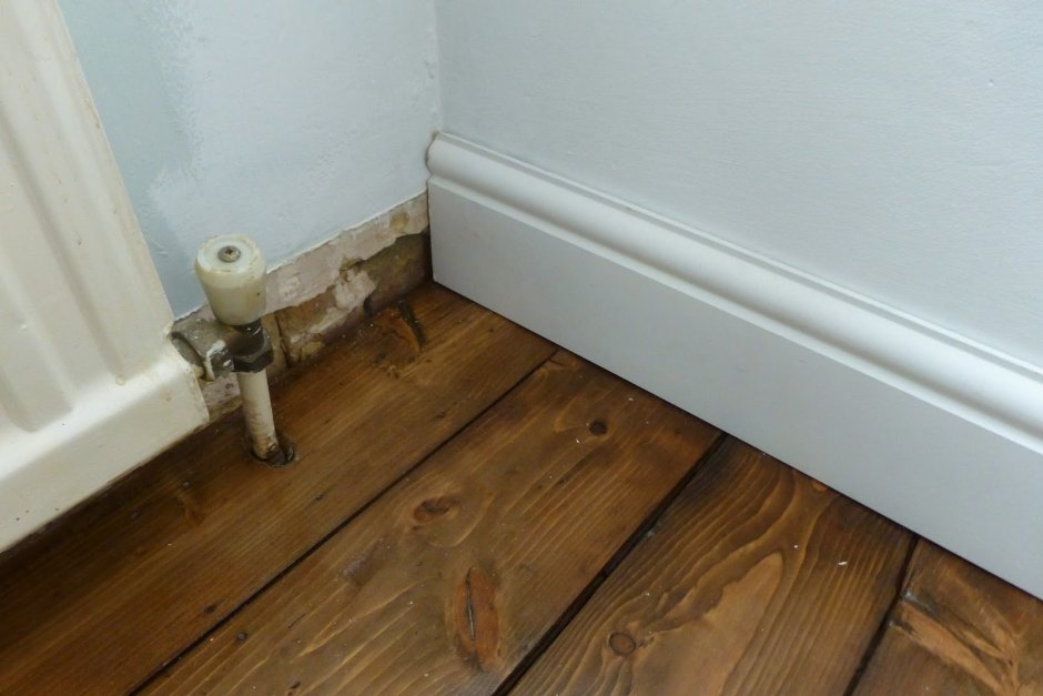 Плинтус для закрытия труб отопления