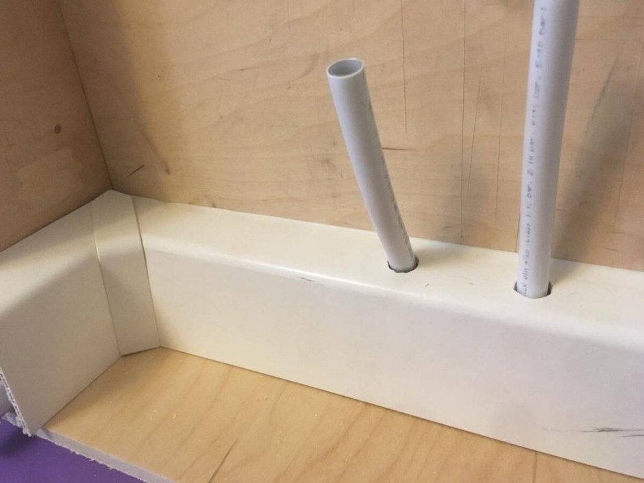 Плинтус Рехау для труб отопления