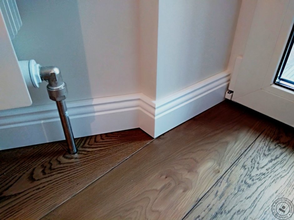 Плинтус напольный для труб отопления