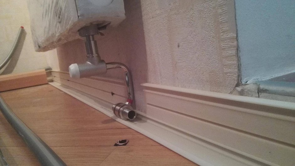 Плинтусные каналы для труб отопления Рехау