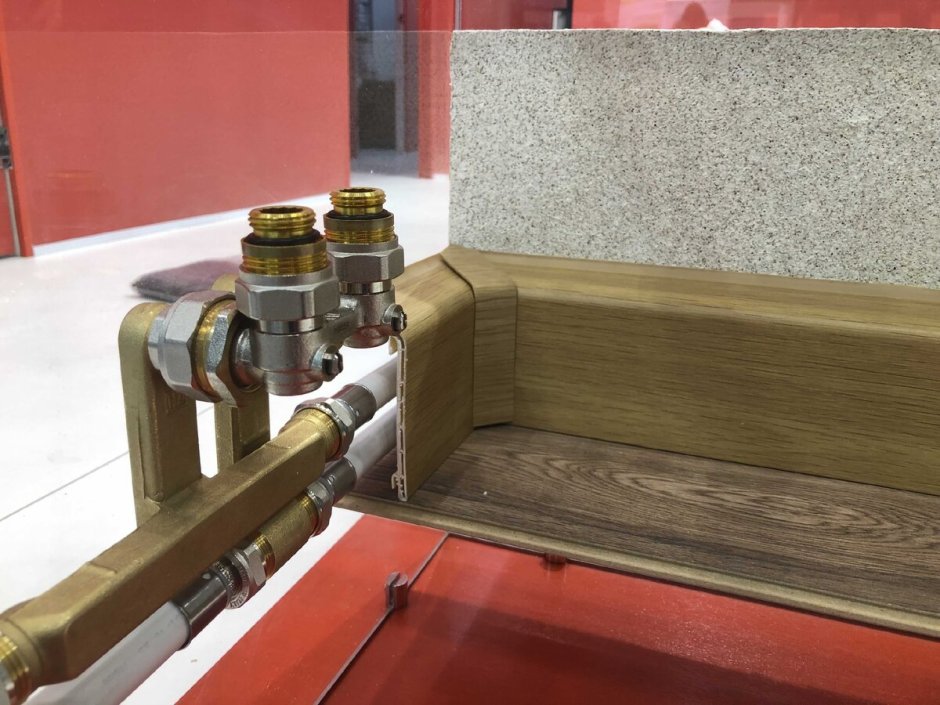 Плинтус Рехау для труб отопления