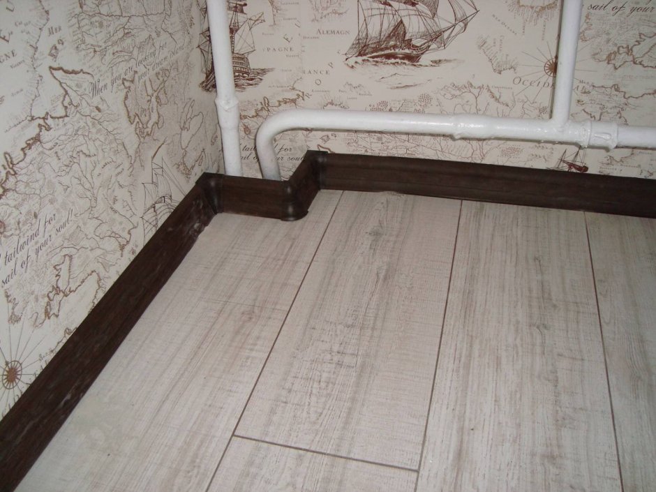 Плинтус около трубы отопления