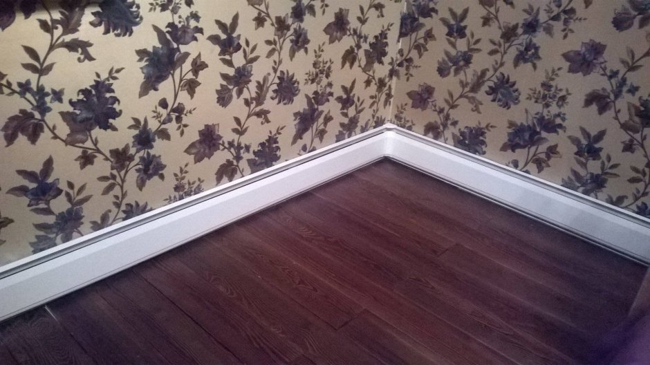 Плинтус для труб отопления Герц