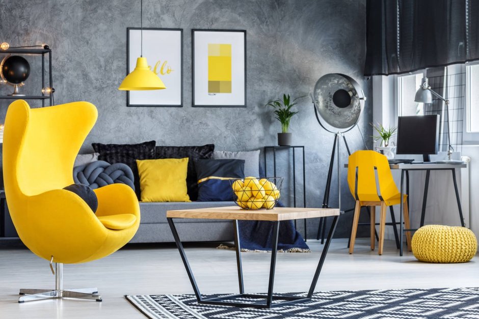 Серый диван желтое кресло