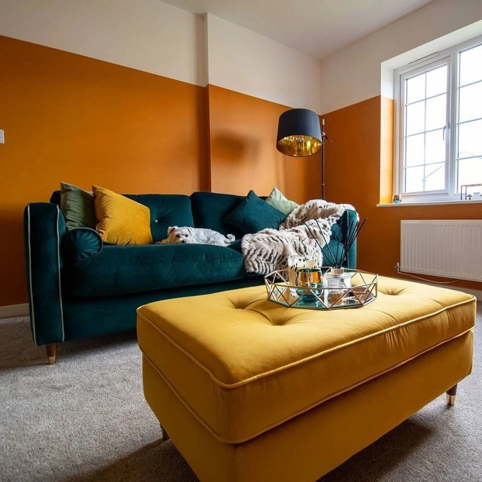 Бирюзовый диван с желтыми подушками