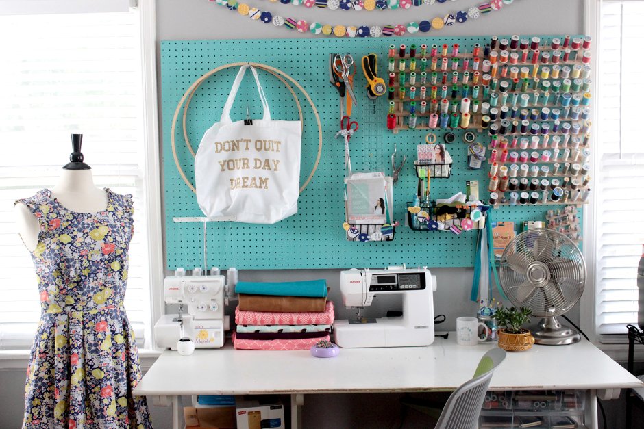 Освещение рабочего места швеи в домашних условиях