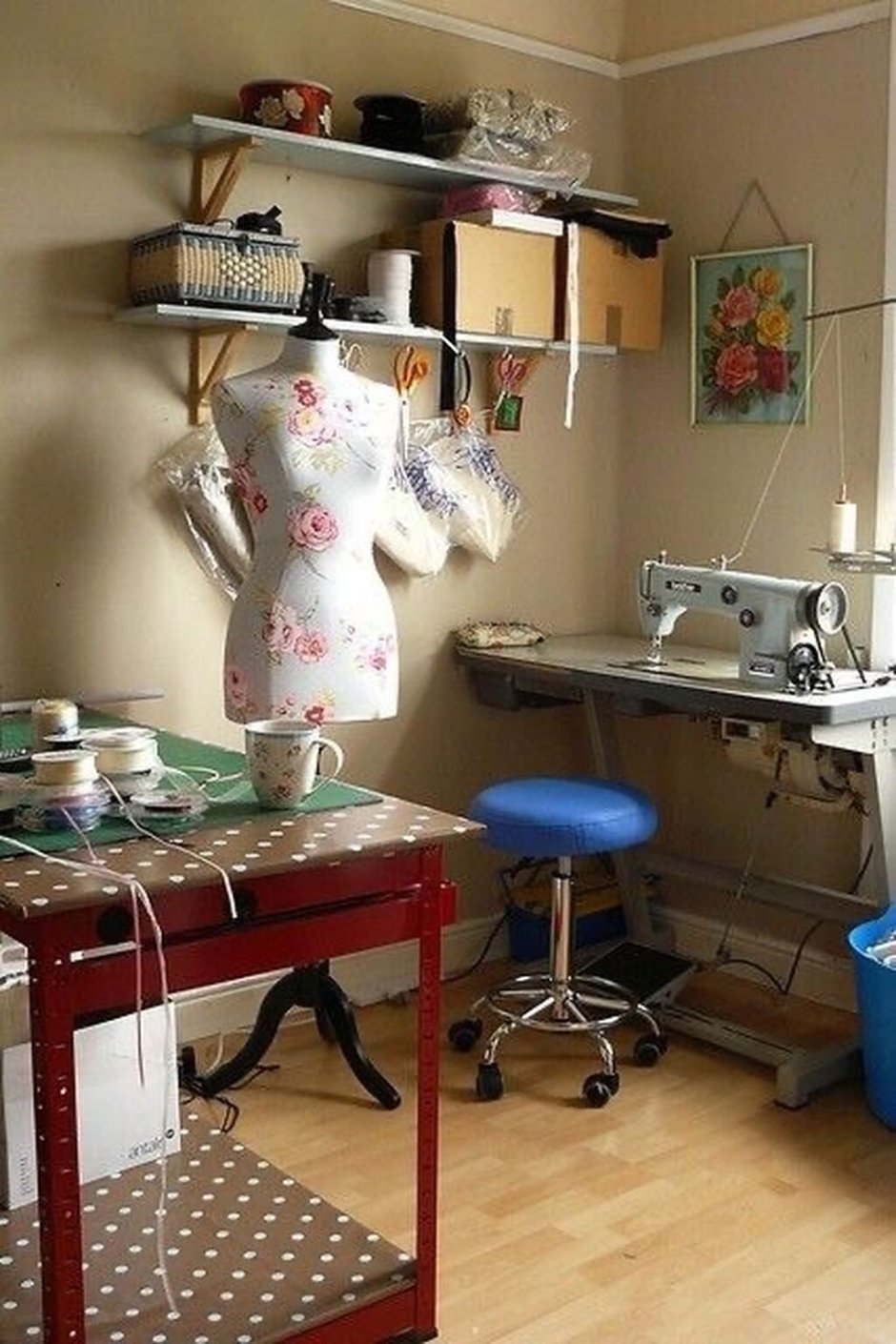 Швейный уголок в гостиной
