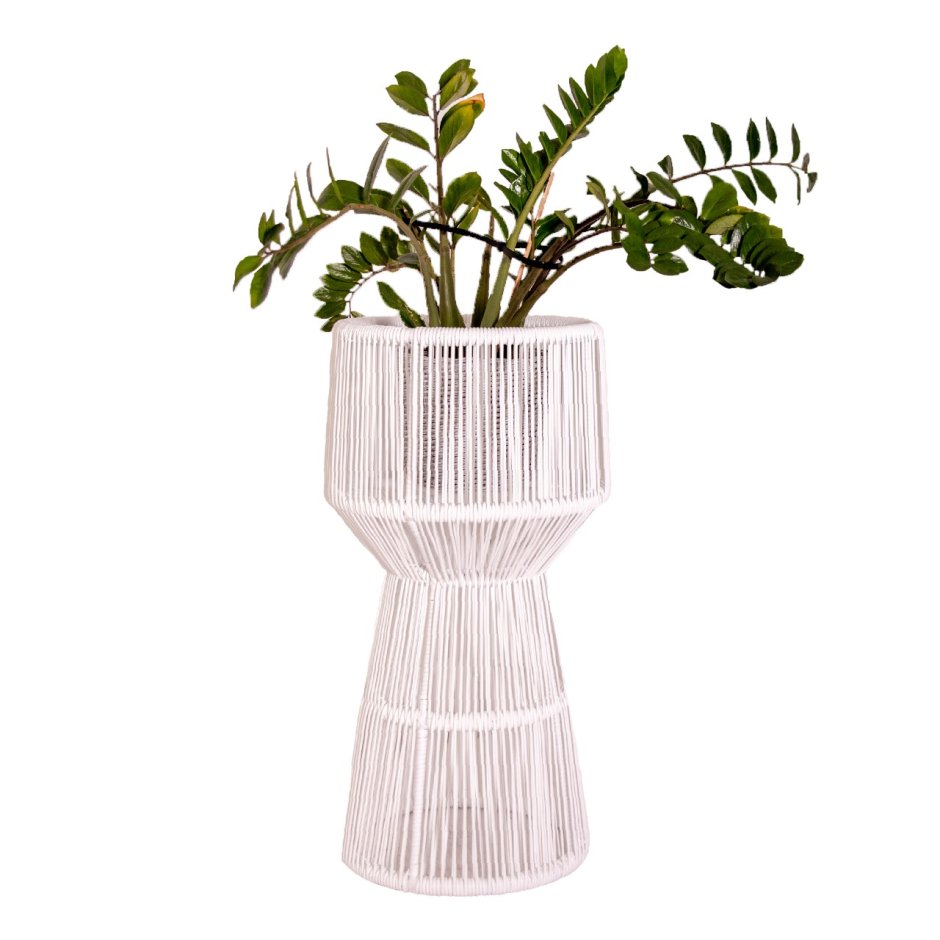 Цветок в плетеном кашпо