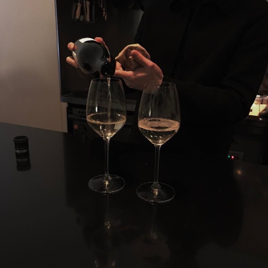 Бокал тюльпан с вином