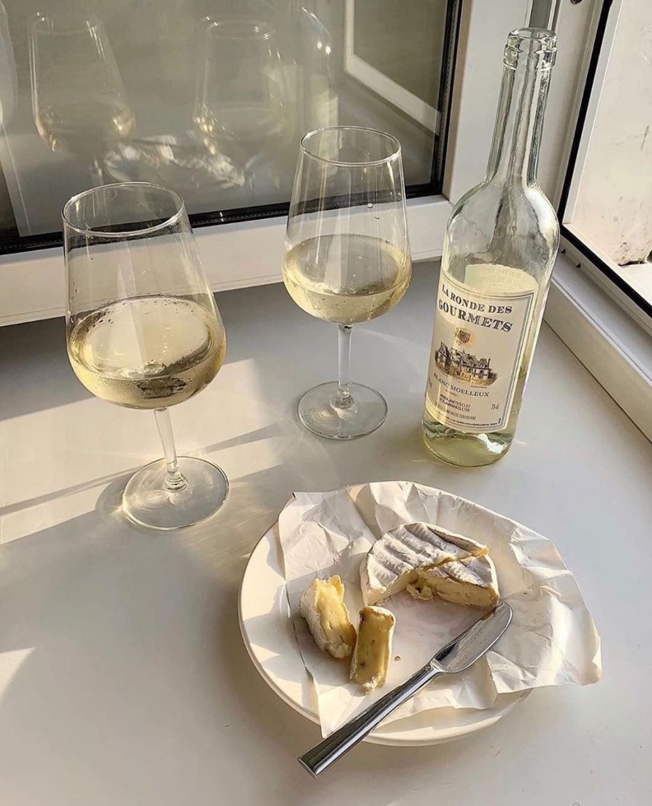 Бокал шампанского в руке