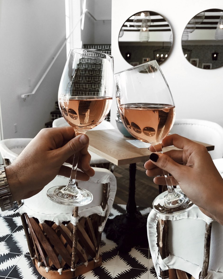 Рука с бокалом