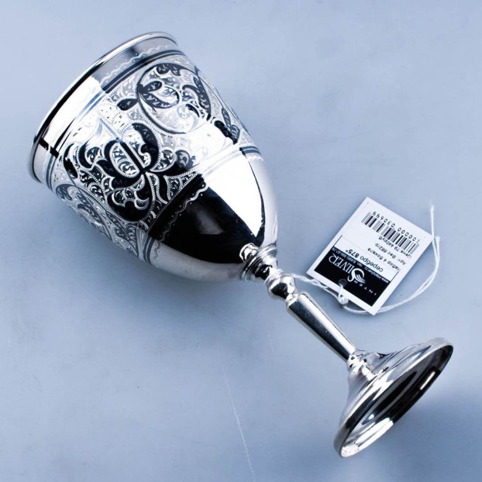 Фужер вина в руке