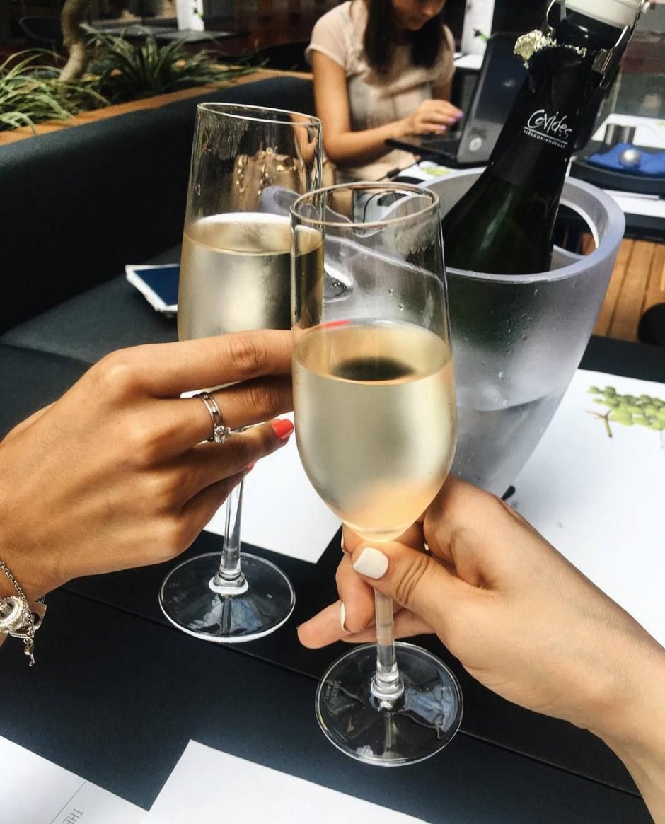 Сервировка новогоднего стола бокалы под шампанское