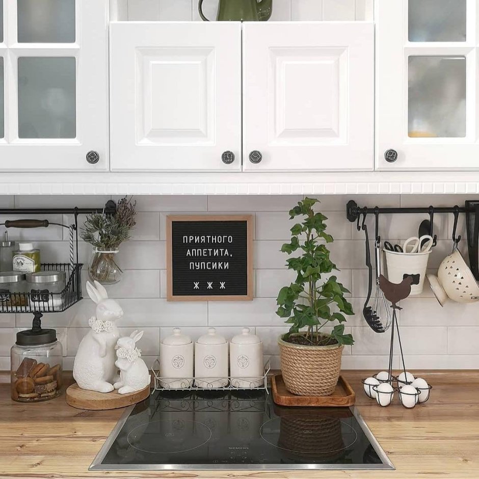 Кухня Будбин икеа белая с деревянной столешницей