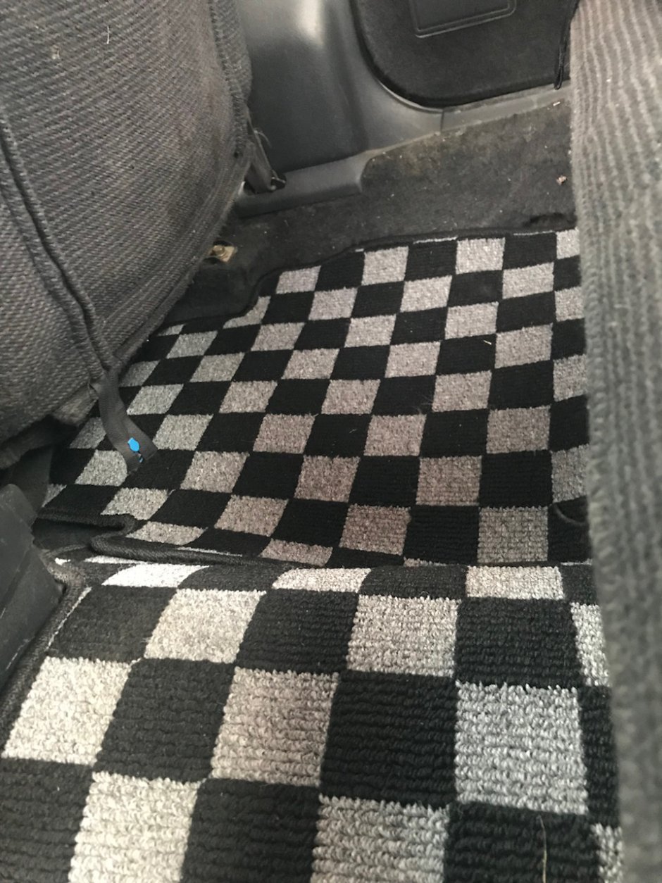 Автомобильные коврики в клетку