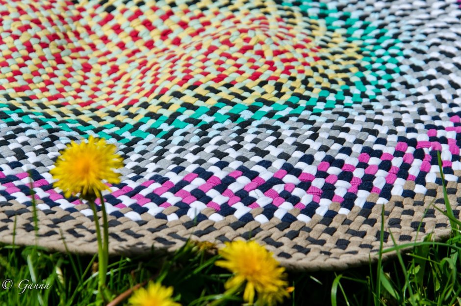 Овальный вязаный ковер