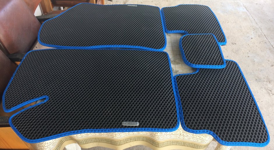 Вязаный коврик из разноцветных квадратов