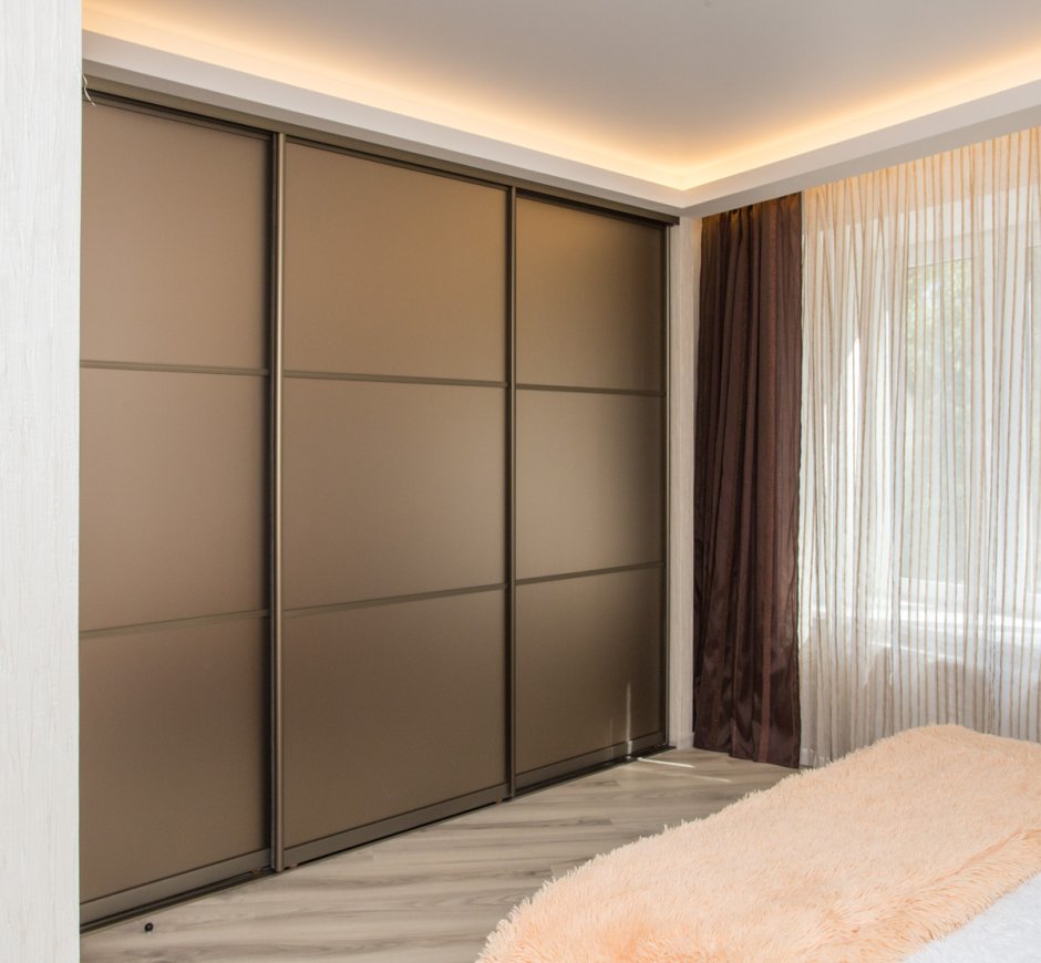 Светло коричневый шкаф купе