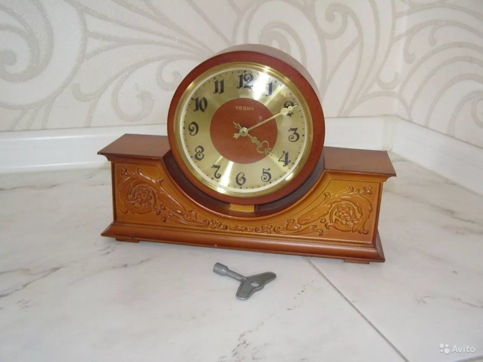 Часы механические настольные старые