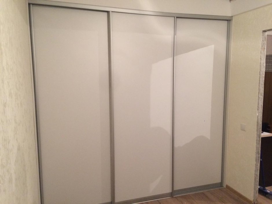 Шкаф купе ЛДСП белый профиль серебро