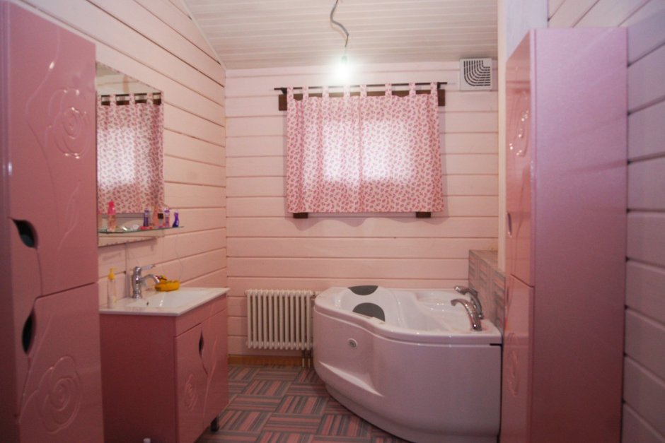 Розовая ванная комната из вагонки