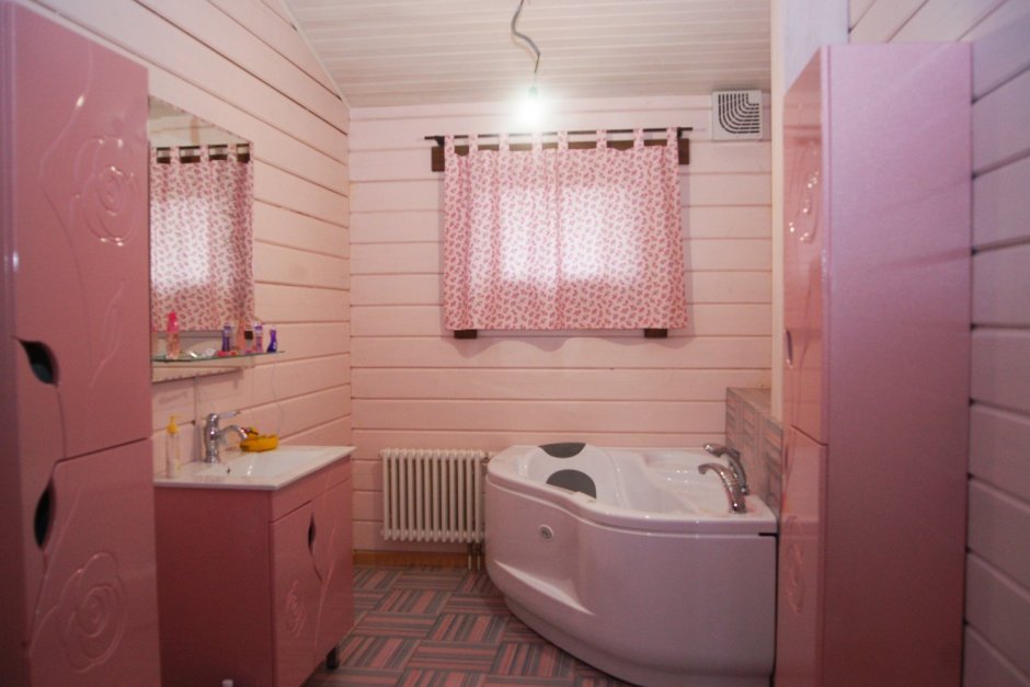 Розовая ванная комната из вагонки