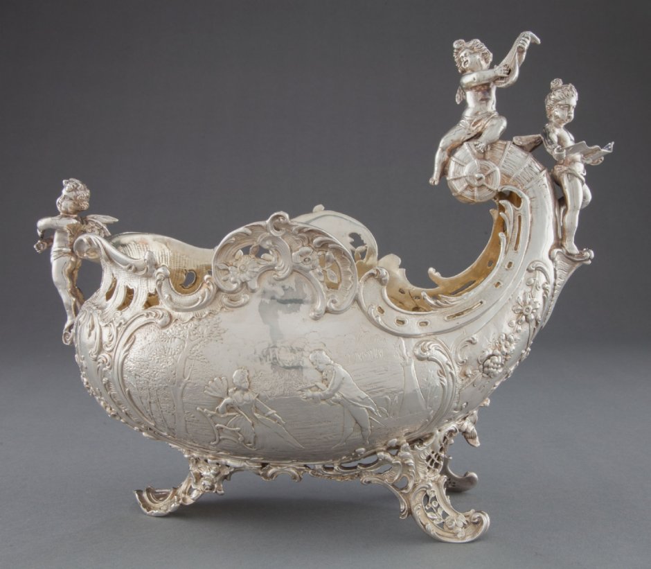 Старинное серебряное блюдо в стиле рококо