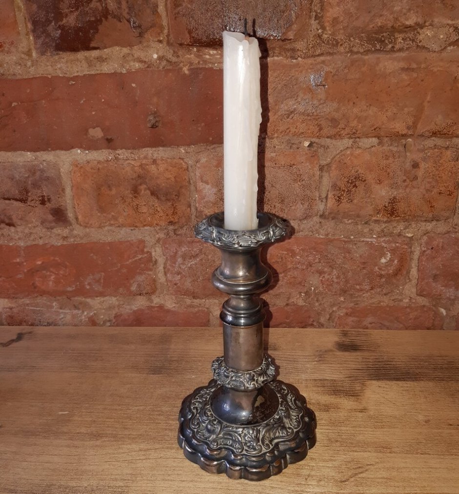 Антикварные бронзовые подсвечники в современном интерьере