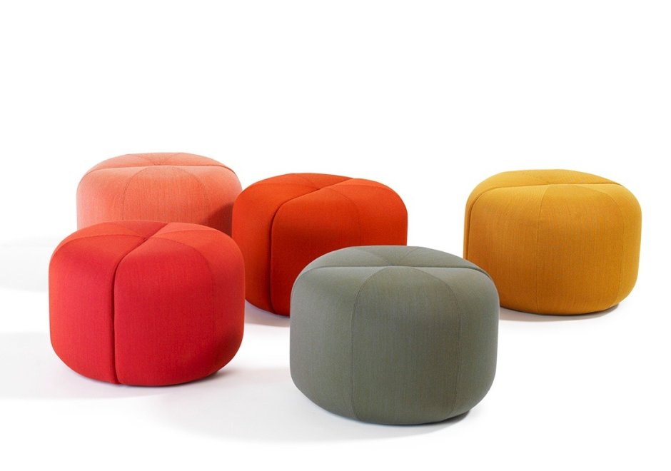 Пуфик на белом фоне