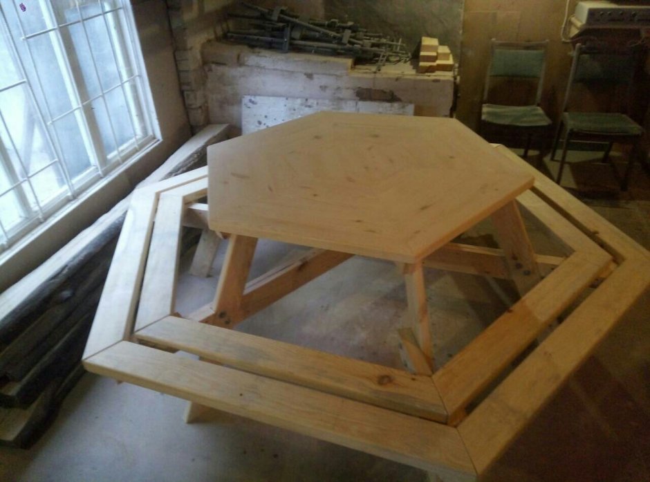 Шестигранный стол из досок