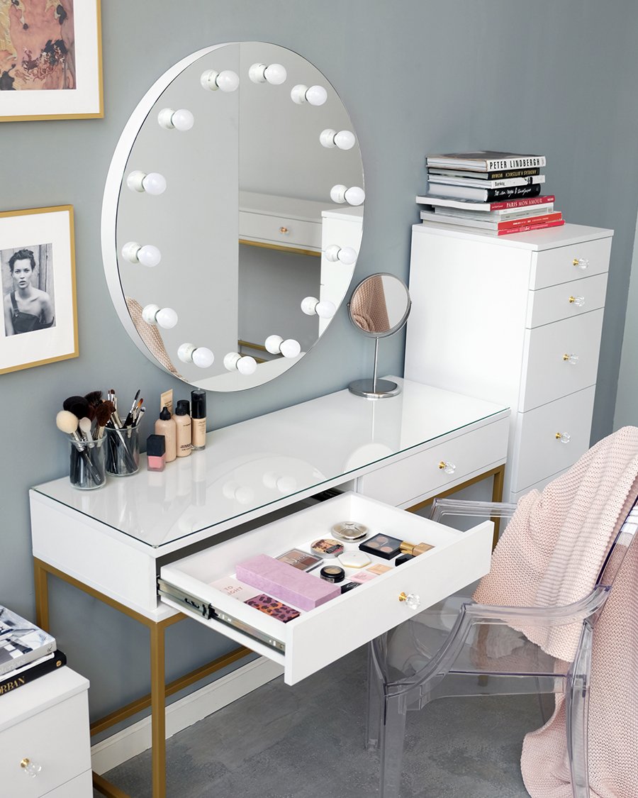 Стол в спальню для косметики