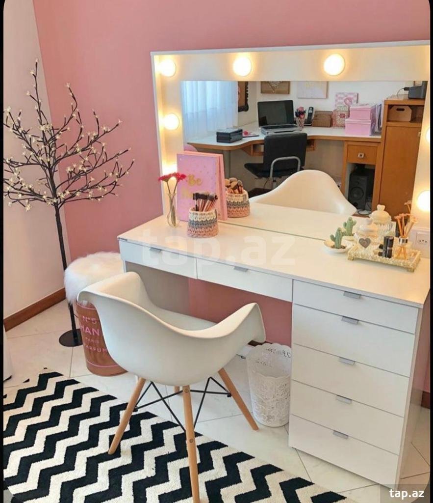 Туалетный столик с полочками