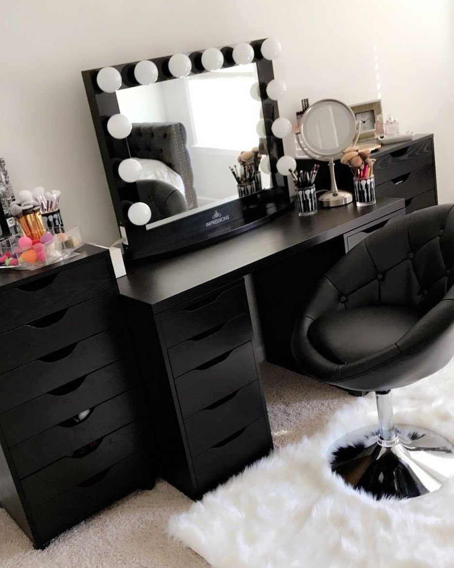 Столик в комнату для девушки